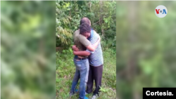 Jhonatan Acosta, sobreviviente en la selva de Bolivia abraza a su hermano Horacio Acosta. [Foto cortesía]