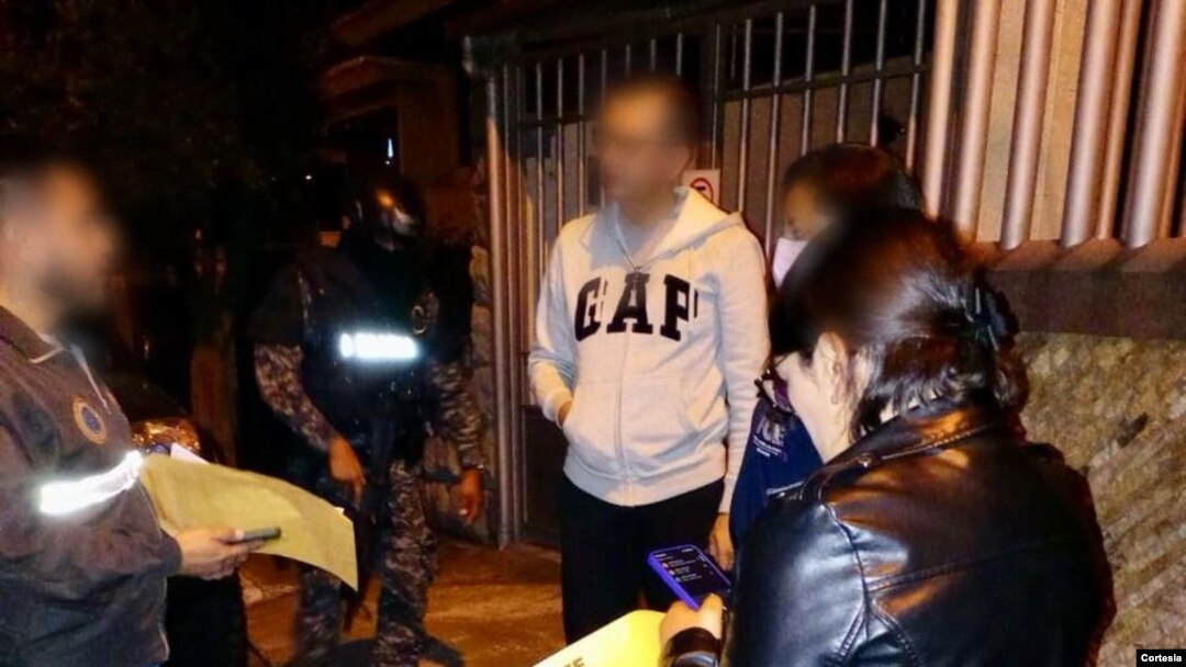 ARCHIVO - La Fiscalía de Ecuador realizó una serie de allanamientos en medio de una investigación por delincuencia organizada que ha involucrado a policías, jueces, exjueces y funcionarios judiales en diciembre de 2023.