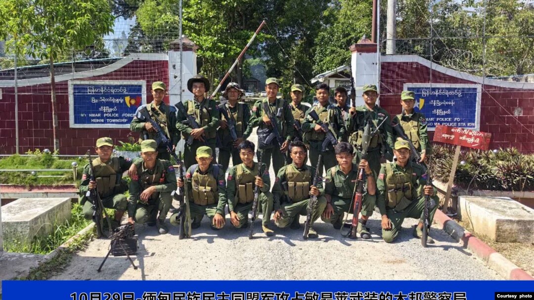 မြောက်ပိုင်းမဟာမိတ်သုံးဖွဲ့ရဲ့ ရှမ်းပြည်မြောက်ပိုင်း သုံးရက်တာစစ်ဆင်ရေးအတွင်း သိမ်းပိုက်ရခဲ့တဲ့ စ်ကောင်စီ တပ်အခြေစိုက် စခန်းပေါင်း ၆၀ ဝန်းကျင်အနက် သိန္နီမြို့ရဲစခန်း။ (ဓာတ်ပုံ-The Kokang fb/ Oct 30, 2023) 