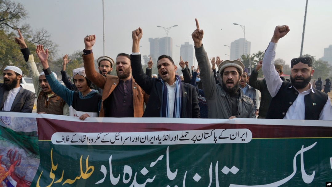 Prosvjednici u Islamabadu uzvikuju slogane na okupljanju protiv iranskih udara na području Pakistana, 18. januara 2024. godine. (Foto: (AP/Anjum Naveed)