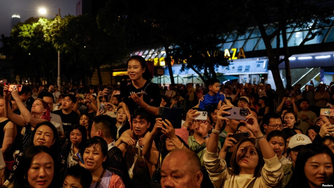 遊客在香港維多利亞港觀看五一節的煙花。（2024年5月1日）