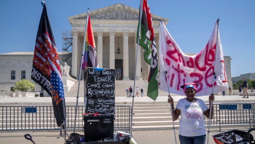 Nadine Seiler, de Waldorf, Maryland, se manifiesta a favor del acceso a las píldoras abortivas el 21 de abril de 2023 frente a la Corte Suprema en Washington, EEUU.