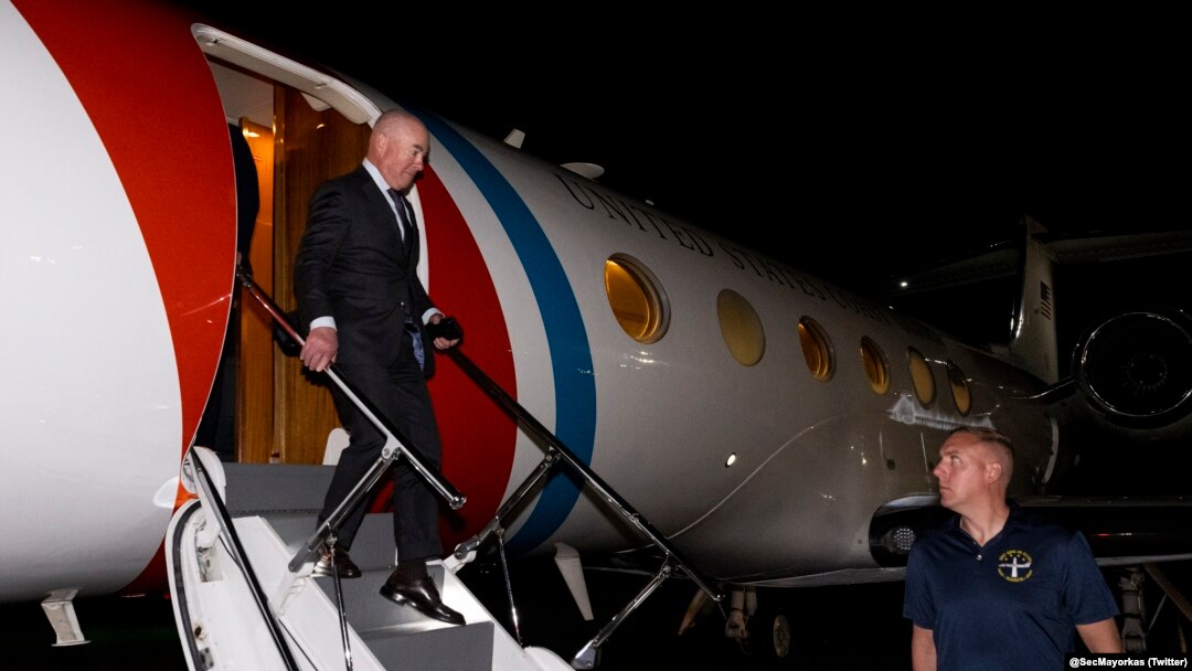 Alejandro Mayorkas, secretario de Seguridad Nacional de EEUU, a su llegada a Ciudad de Panamá en la noche del lunes, 10 de abril de 2023.