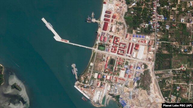 2024年5月8日的衛星圖片顯示,在柬埔寨重要的雲朗海軍基地停靠的兩艘中國軍艦已經在該基地停泊了超5個月。