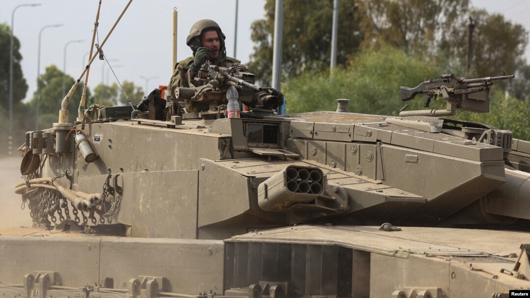 Izraelski tenk blizu granice sa Gazom (Foto: Reuters/Ronen Zvulun)