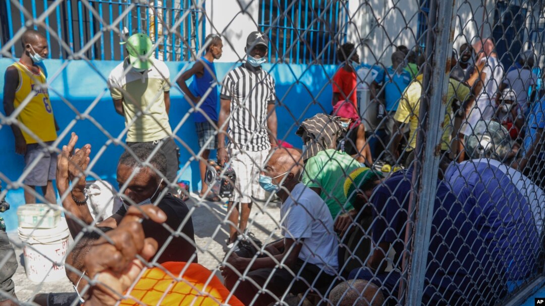Prizonye rasanble andedan Penitansye Nasyonal la anba lavil Potoprens, Ayiti, 3 Mas, 2024. 