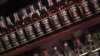 Las botellas de ron Havana Club se ven el 3 de abril de 2018 en la ciudad de Nueva York. En la lucha se enfrentan el reconocido ron Bacardí contra el gigante francés Pernod Ricard y su asociación con el gobierno de Cuba para producir Havana Club, la marca cubana más conocida.
