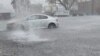 Un vehículo atrapado en medio de una calle de Fort Lauderdale, Florida, tras las intensas lluvias registradas el 12 de abril de 2023.