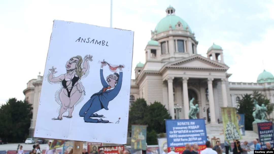Aleksandar Vučić na karikaturi Dragoljuba Petričića na transparentu tokom 16. protesta Srbija protiv nasilja, u Beogradu, 19. avgusta 2023. (Foto: FoNet)