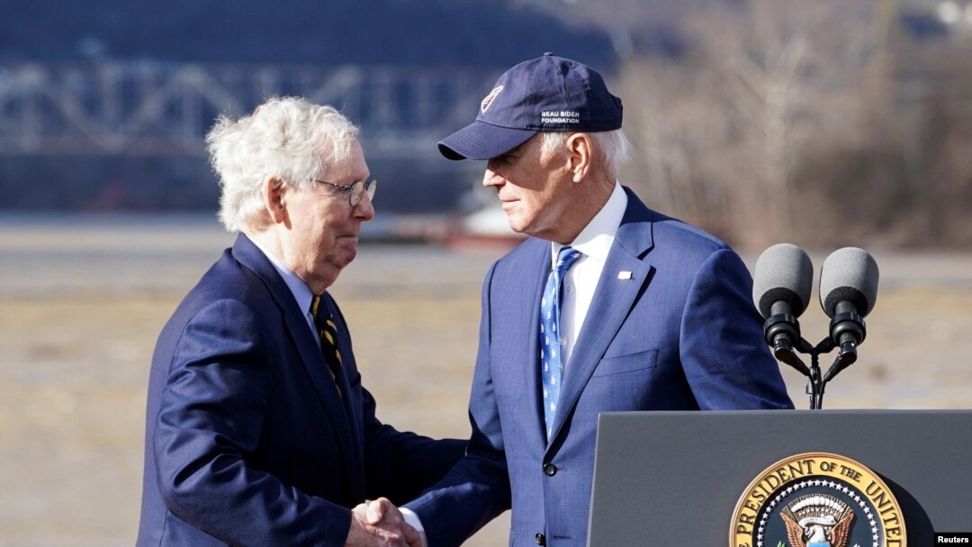 El presidente de EEUU, Joe Biden (der.), le da la mano al líder republicano del Senado, Mitch McConnell (republicano por Kentucky), durante un evento para promocionar el nuevo puente Brent Spence sobre el río Ohio entre Covington, y Cincinnati, Ohio, el 4 de enero de 2023.