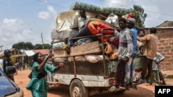 Wakaazi wa eneo la Plateau baada ya kukimbia ghazia Mei 20 2023. Picha na AFP. 