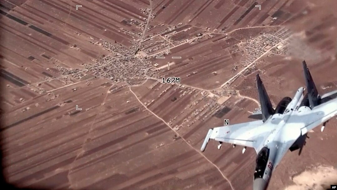 Na ovoj slici napravljenoj od video snimka koji su objavile američke vazduhoplovne snage, ruski SU-35 leti u blizini drona MK-9 Riper američkog ratnog vazduhoplovstva 5. jula 2023. godine iznad Sirije.