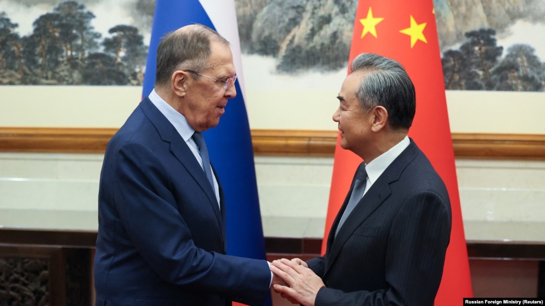 中國外長王毅在北京會面的俄羅斯外交部長拉夫羅夫。(2023年10月16日)