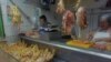 Comerciantes de la industria avícola advierten que han bajado las ventas y por ende las ganancias. Imagen de un mercado en el distrito de Lince, Lima, Perú. [Foto: Rodrigo Chillitupa, VOA].