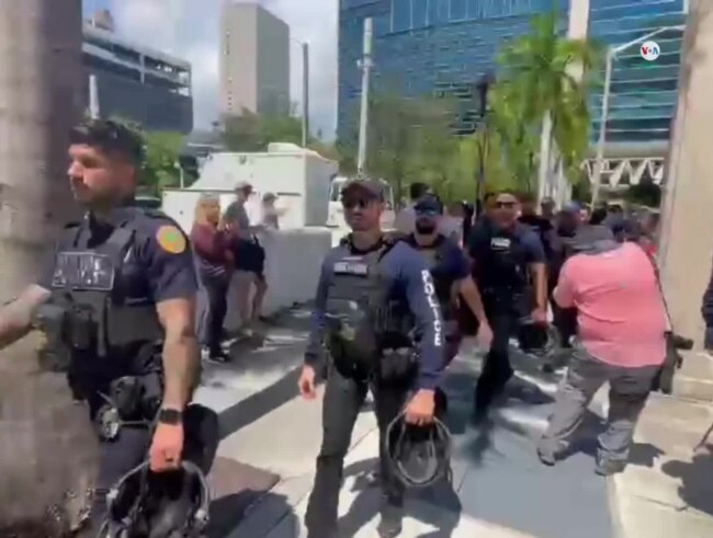 Unidades antidisturbios examinan alrededores de la Corte Federal de Miami