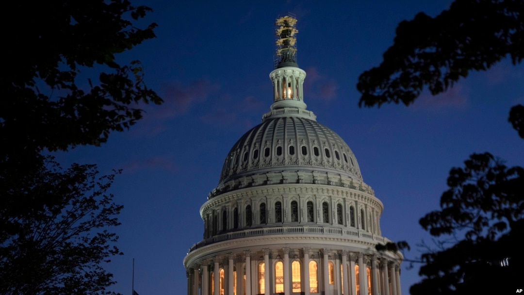 Vista de la cúpula del Capitolio al caer la noche, el martes, 3 de octubre de 2023, horas después de que el representante Kevin McCarthy, republicano por California, fuera destituído como presidente de la Cámara de Representantes, en Washington.