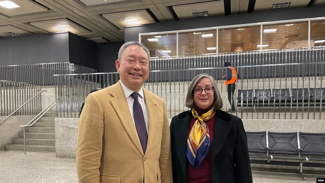 台灣新任駐美代表俞大㵢(左）抵達華盛頓杜勒斯機場履新，美國在台協會執行理事藍鶯(右）到場歡迎。 (2023年12月11日，美國之音鍬辰芳拍攝）