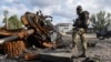 Un soldado ucraniano observa un tanque ruso destruido en la región de Járkov, Ucrania, el 4 de octubre de 2022.