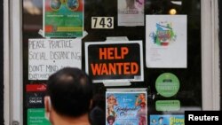 2022年7月8日行人在美国马萨诸塞州剑桥市的一家五金店门口经过“招工广告”广告