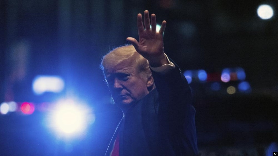 El expresidente Donald Trump ha amplificado al menos 50 cuentas separadas que promueven el movimiento de teorías conspirativas QAnon desde que se unió y usó activamente su plataforma en línea Truth Social. (Foto Archivo / AP)