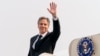 Antony Blinken, secrétaire d'Etat ya Etats-Unis apepi loboko yambo na kokota na mpepo na Kinshasa, RDC, 10 août 2022. (Photo by Andrew Harnik / POOL / AFP)