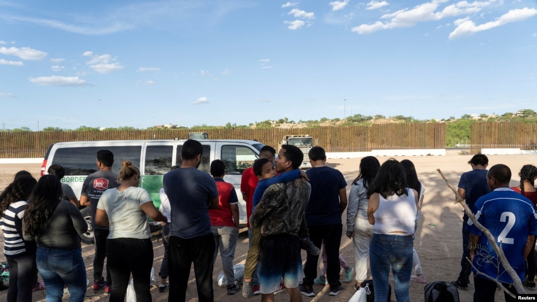 Un grupo de migrantes es interceptado por la Patrulla Fronteriza de EEUU en Eagle Pass, Texas, el 26 de julio de 2022.