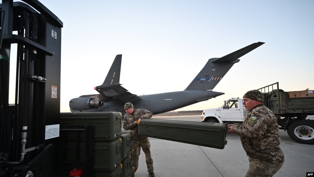 烏克蘭士兵在基輔的一個機場搬運美製FIM-92型便攜式毒刺防空導彈。 （2022年2月13日）
