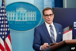 ARCHIVO - El portavoz del Consejo de Seguridad Nacional, John Kirby, habla durante una rueda de prensa en la Casa Blanca, el 28 de noviembre de 2022, en Washington.