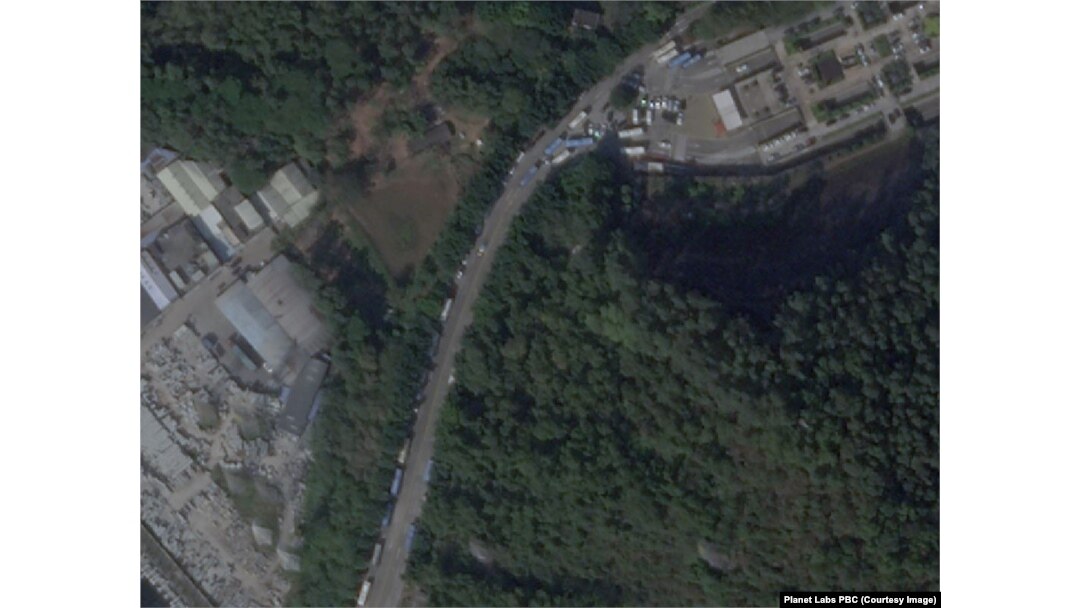 2022年12月26日，衛星圖片中廣州市番禺區殯儀館的繁忙景象（來源：Planet Labs PBC)