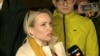 Marina Ovsyannikova, empleada de Canal Uno que organizó una protesta en el aire mientras sostenía un cartel contra la guerra detrás de una presentadora en el estudio, habla con los medios de comunicación en Moscú, Rusia, el 15 de marzo de 2022. REUTERS TV vía REUTERS