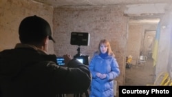 La editora Natalia Lutsenko, de la cadena ucraniana ICTV, transmite en vivo su reportaje desde un refugio antiaéreo en Kiev el 25 de febrero de 2022. Foto cortesía Natalia Lutsenko) 