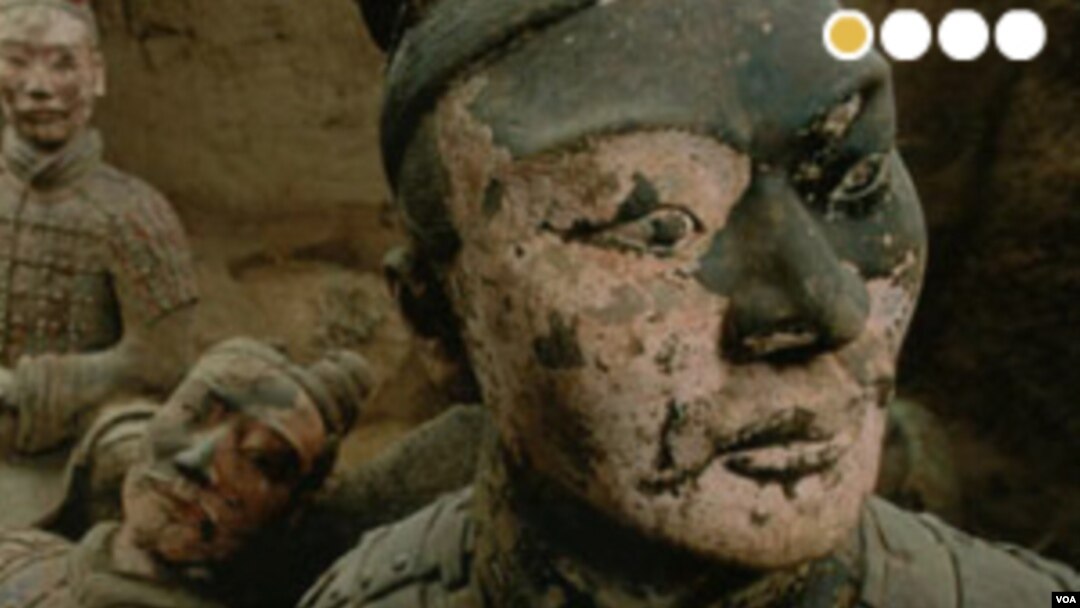 Quince guerreros de terracota y 100 artefactos forman parte de la exhibición.