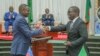 Président Félix Tshisekedi ya RDC (na nsima mpe na gauche) na président ya Zambie Hichilema Hakainde (na nsima mpe na droite) bazali kotala ndenge ba ministres ba bango (Julien Paluku ya RDC ya Industries. liboso na gauche na mokokani wa ye ya Zambie) baw