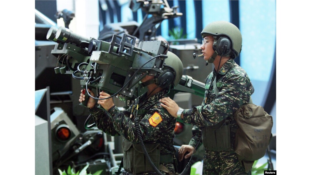 資料照：台灣士兵在展示美製“毒刺”（台灣稱“刺針”）肩射型便攜式防空導彈。 （2005年8月11日）