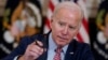 El presidente Joe Biden ajusta su micrófono durante una reunión en la Casa Blanca sobre la inteligencia artificial el martes 4 de abril de 2023. 