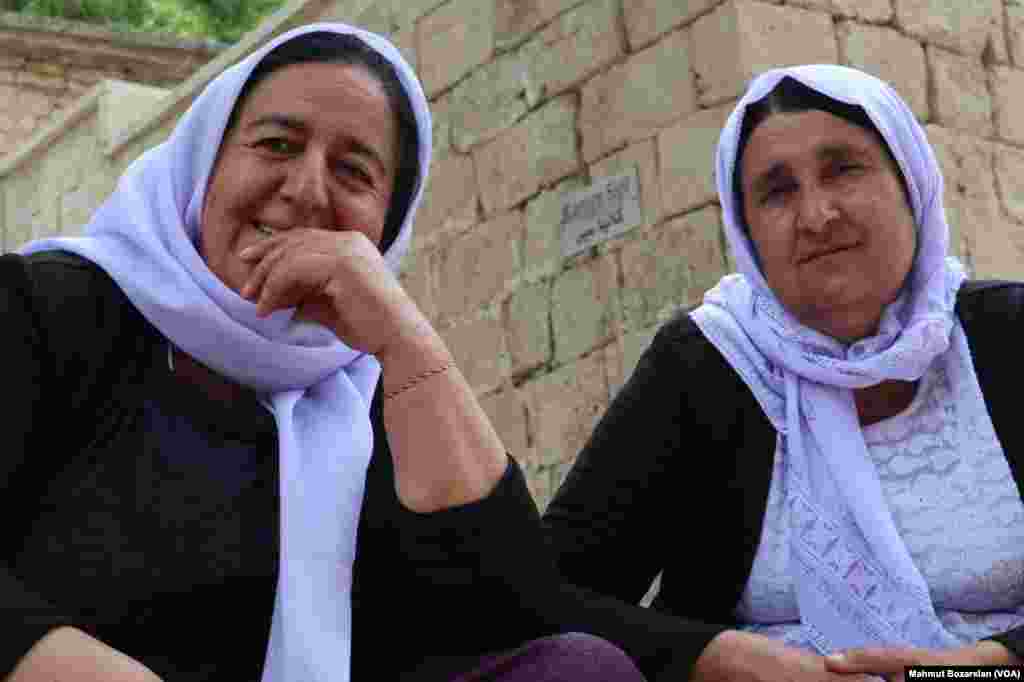 Laleş'teki Şeyh Adi Türbesi'ni ziyaret eden Ezidiler