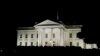 La bandera estadounidense ondea a media asta en la Casa Blanca después de que el presidente Joe Biden hablara sobre el tiroteo masivo en la Escuela Primaria Robb en Uvalde, Texas, desde la Casa Blanca, el 24 de mayo de 2022.