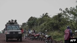 Jeshi la DRC likiomba raia wanaokimbia mapigano wakielekea kwenye mji wa Kibumba kurejea makwao, kufuatia mapigano na waasi wa M23, May 25, 2022. Picha ya AFP