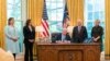 Presidenti Biden duke firmosur ligjin e ri për ndihma ushtarake për Ukrainën (9 maj 2022)