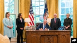 Presidenti Biden duke firmosur ligjin e ri për ndihma ushtarake për Ukrainën (9 maj 2022)