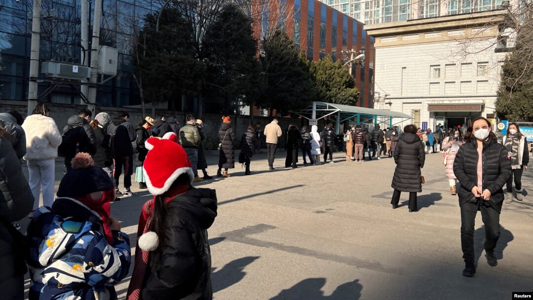北京市民在一處政府辦事處前排起長隊辦理包括申請或更新中國護照在內的各種事項。（2023年1月9日）