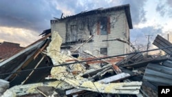 Oštećenja zgrada i krhotine nakon prolaska olue, u Selmi, Alabama, 12. januara 2023.