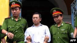 Tại phiên sơ thẩm ngày 10/8, Tòa án Nhân dân TPHCM tuyên phạt giảng viên toán đại học Bách Khoa, ông Phạm Minh Hoàng, 3 năm tù giam về tội ‘hoạt động nhằm lật đổ chính quyền nhân dân’