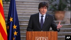 El expresidente de Cataluña, Carles Puigdemont, negó la legitimidad de las acciones adoptadas el viernes por el gobierno central, pero llamó a la calma y a la oposición pacífica.