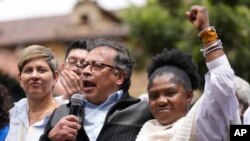 ARCHIVO - El presidente de Colombia, Gustavo Petro, acompañado por su vicepresidenta Francia Márquez, habla con sus seguidores durante una manifestación en Bogotá, Colombia, el 7 de junio de 2023. AP