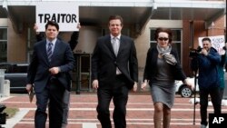 Paul Manafort, centro, junto a su esposa Kathleen y su portavoz, Jason Maloni, llegaron a la corte federal en Alexandria, Virginia.