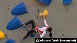 En esta captura de pantalla de un video publicado en las redes sociales se observa a la atleta iraní Elnaz Rekabi compitiendo sin hiyab en Corea del Sur el 16 de octubre de 2022.