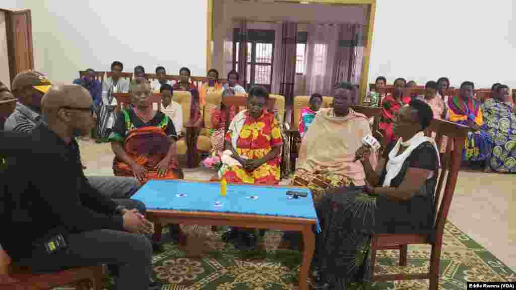 Bamwe mu babyeyi bagizwe incike na jenoside&nbsp;batuye mu nzu yabagenewe iri mu karere ka Bugesera mu ntara y&#39;uburasirazuba bw&#39;u Rwanda mu kiganiro n&#39;umunyamakuru w&#39;Ijwi ry&#39;Amerika Eddie Rwema