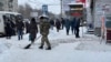 Rossiyaning qorli ko'chalarini kurayotgan migrantlar