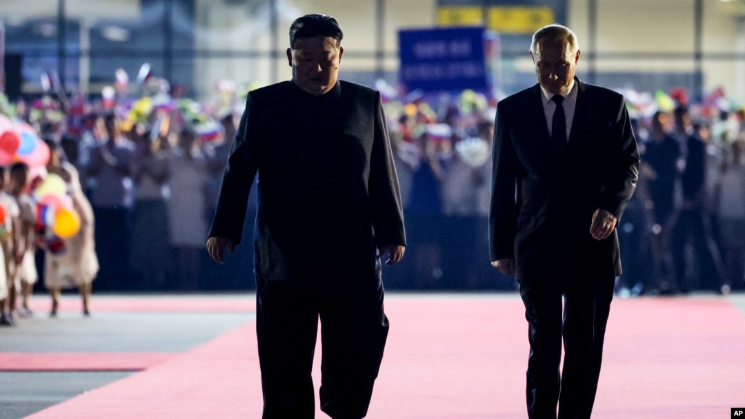 El líder de Corea del Norte, Kim Jong Un, izquierda, camina con el presidente ruso Vladímir Putin en la ceremonia de partida de Putin en un aeropuerto internacional en las afueras de Pyongyang, Corea del Norte, el 19 de junio de 2024. (ARCHIVO: AP)